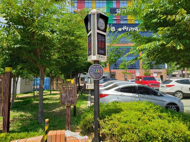 ▲ 대구시 달성군(군수 김문오)은 대기 질 정보를 한눈에 볼 수 있는 미세먼지 신호등을 지난 27일 달성군청, 달성군민운동장, 대실역 만남의광장, 디아크문화관, 테크노중앙공원 등 5개소에 설치를 완료했다.ⓒ달성군