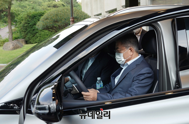 ▲ 문재인 대통령이 28일 오후 청와대 여민관 앞에서 '2021 P4G 서울 정상회의' 홍보 문구를 랩핑한 수소차에 탑승해 직접 운전하고 있다. ⓒ뉴데일리 DB