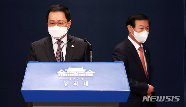 ▲ 유영민 대통령 비서실장이 28일 오전 청와대 춘추관 대브리핑룸에서 인사 관련 브리핑을 하기 위해 단상으로 오르고 있다. 오른쪽은 정만호 전 국민소통수석. ⓒ뉴시스