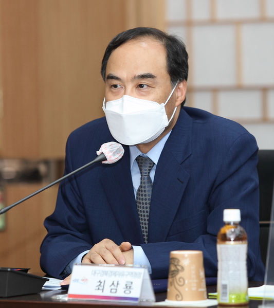 ▲ 28일 반도체 소재 공장 설비 증설을 위한 투자양해각서에서 최삼룡 대구경북경제자유구역청장이 인사말을 하고 있다.ⓒ대경경자청