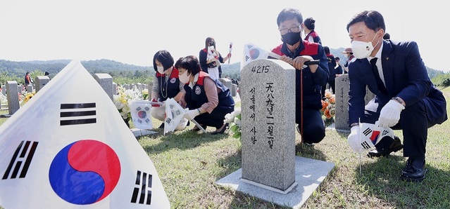 ▲ 대전 동구 황인호청장과 한국자유총연맹 동구지회회원등 50여명이 29일 국립대전현충원(유성구 갑동)을 찾아 태극기 꽂기 봉사활동을 실시했다.ⓒ대전 동구