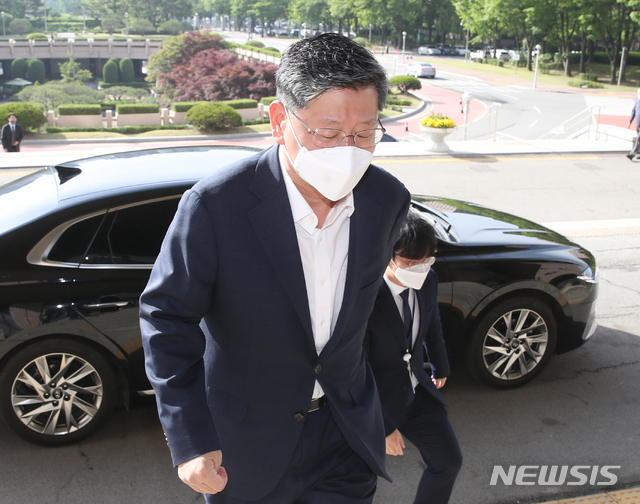 ▲ 이용구 법무부 차관이 26일 오전 정부과천청사 법무부로 출근하고 있다. ⓒ뉴시스