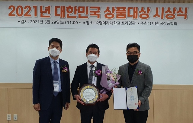 ▲ 이종철 현대주류상사 대표(가운데)가 지난 29일 서울 숙명여자대학교 프라임관에서 열린 '한국상품학회 추계학술대회 및 제21회 대한민국 상품대상'에서 '유통부문' 대한민국 상품대상을 수상하고 기념촬영 하고 있다.ⓒ현대주류상사
