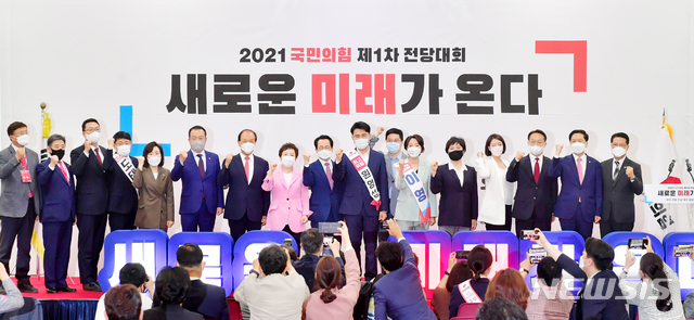 ▲ 국민의힘 김기현 대표 권한대행 겸 원내대표, 황우여 공천관리위원장을 비롯한 최고위원 후보들이 25일 서울 마포구 누리꿈스퀘어에서 열린 국민의힘 제1차 전당대회 비전발표회에서 기념촬영을 하고 있다. ⓒ뉴시스