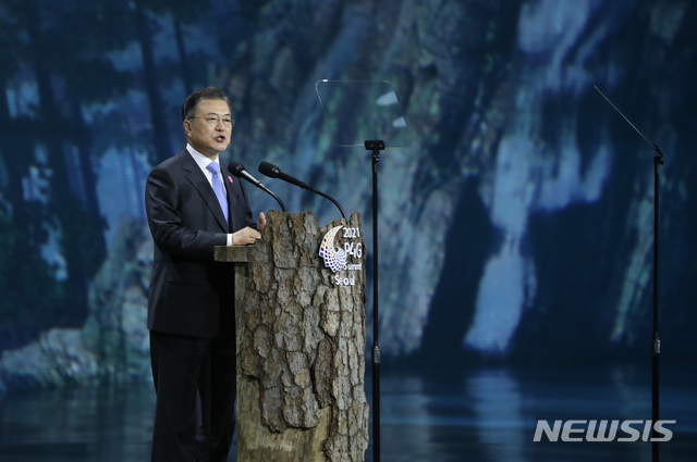 ▲ 문재인 대통령이 30일 오후 서울 동대문디자인플라자(DDP)에서 열린 ‘P4G 서울 녹색미래 정상회의’ 개회식에 참석해 연설을 하고 있다. ⓒ뉴시스
