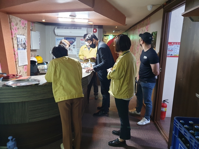 ▲ 경북도는 지난 24일부터 26일까지 정부합동 방역점검반을 편성해 도내 유흥시설에 대한 정부합동 방역점검을 펼쳤다.ⓒ경북도