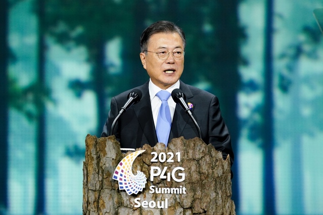 ▲ 문재인 대통령이 30일 오후 서울 동대문디자인플라자(DDP)에서 열린 '2021 P4G 서울 녹색미래 정상회의' 개회식에서 연설하고 있다. ⓒ청와대