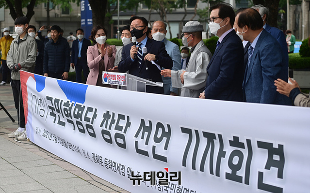 ▲ 전광훈 사랑제일교회 목사 등이 31일 오후 서울 종로구 동화면세점 앞에서 국민혁명당(가칭) 창당을 알리는 기자회견을 하고 있다. ⓒ정상윤 기자
