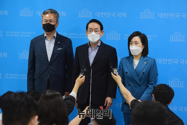 ▲ 국민의힘 국회 법제사법위원들(왼쪽부터. 유상범·김도읍·전주혜 의원)이 31일 오전 국회 소통관에서 기자회견을 갖고 더불어민주당의 김오수 검찰총장 후보자 청문보고서 단독 채택 강행에 관련 입장을 밝힌 후 기자들의 질문에 답하고 있다.ⓒ이종현 기자