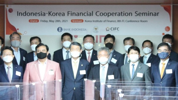 ▲ 지난 28일 서울 중구 한국금융연구원에서 열린 해외금융협력협의회 주관 ‘한국-인도네시아 금융협력세미나 행사’에서 유광열 대표이사(앞줄 오른쪽에서 두 번째)가 기념사진을 찍고 있다.ⓒ서울보증보험