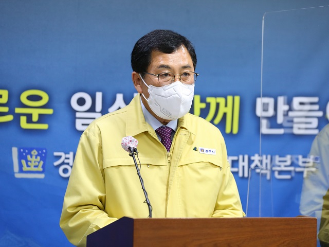 ▲ 주낙영 경주시장이 지난 30일 지역 대형마트 2곳서 직원 2명이 확진되자, 대시민 브리핑을 하고 있다.ⓒ경주시