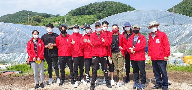 ▲ 인피니티 플라잉 배우들과 스텝, 직원 등 15명은 경주시 문무대왕면의 블루베리 농장을 찾아 일손 돕기를 마치고 기념 촬영을 하고 있다.ⓒ경주엑스포