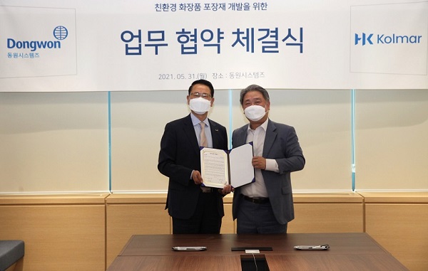▲ 조점근 동원시스템즈 대표이사(왼쪽)와 안병준 한국콜마 대표이사(오른쪽)가 협약식 기념 사진 촬영을 하고 있다ⓒ동원시스템즈