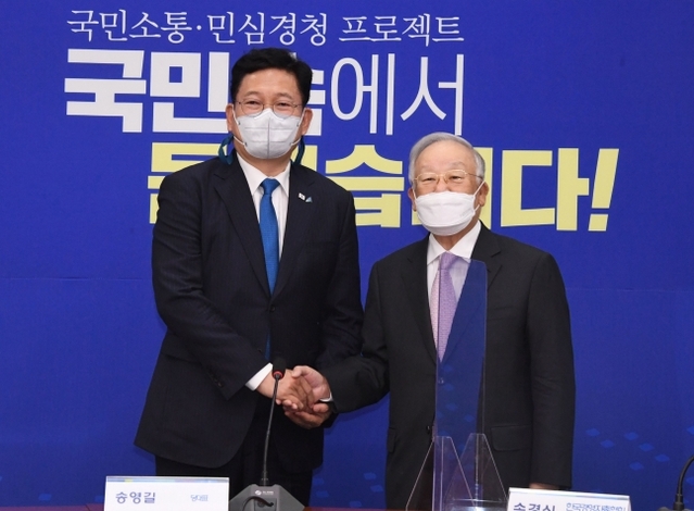 ▲ 더불어민주당 송영길 대표(왼쪽)가 31일 오후 국회를 방문한 손경식 한국경영자총협회 회장과 기념촬영을 하고 있다. ⓒ연합뉴스