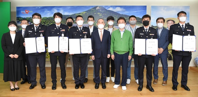 ▲ 경상북도는 31일 도지사 접견실에서 자치경찰사무 담당 경찰공무원에 대한 근속승진 임용장(2021년 6월 1일) 수여식을 진행했다.ⓒ경북도