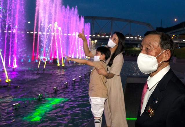 ▲ 조석희 씨는 호국보훈의 달을 이틀 앞두고 칠곡평화분수를 찾았고 칠곡평화분수에서 경쾌한 물줄기와 화려한 음악을 즐기는 관광객 사이에서 분수 옆 낙동강만 바라보며 전우 생각으로 깊은 상념에 빠졌다.ⓒ칠곡군