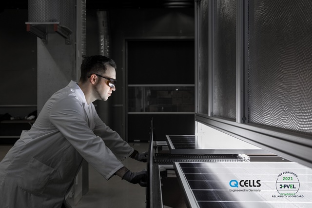 ▲ 한화큐셀 독일 기술혁신센터 태양광 모듈 품질 테스트. ⓒ한화큐셀