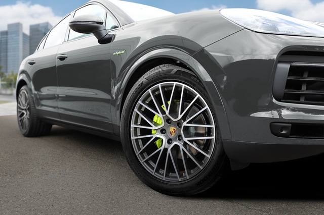 ▲ 포르쉐 카이엔에 장착된 한국타이어앤테크놀로지(옛 한국타이어) 제품 ⓒ한국타이어앤테크놀로지