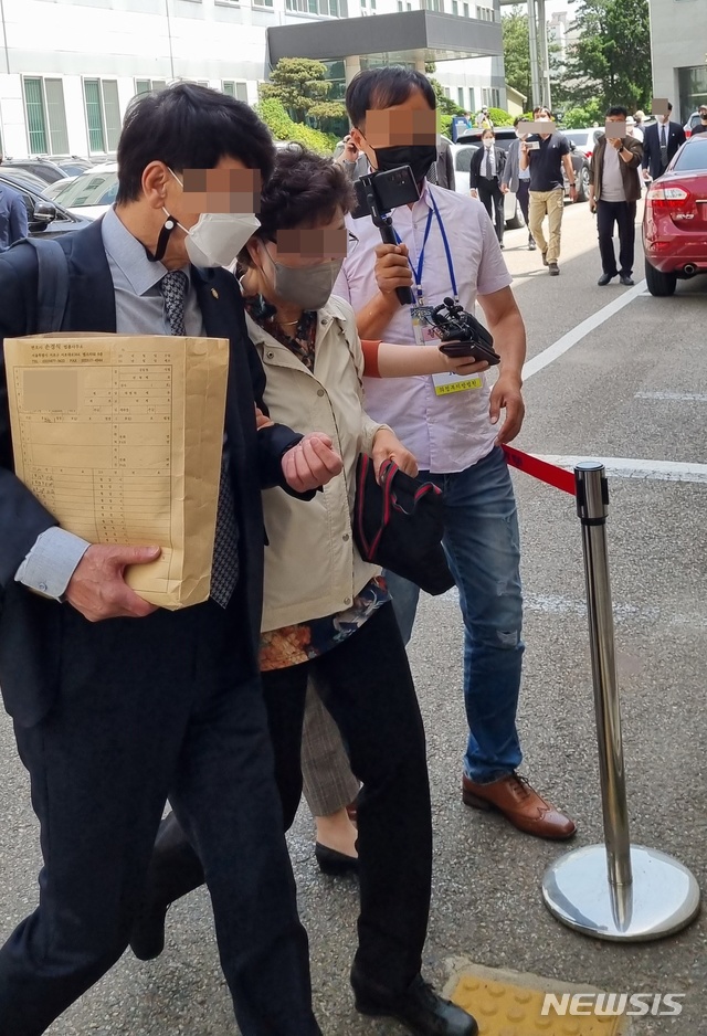 ▲ 윤석열 전 검찰총장의 장모 최모씨가 지난달 24일 의정부지법에서 열린 재판에 참여하기 위해 변호인과 함께 이동 중인 모습. ⓒ뉴시스