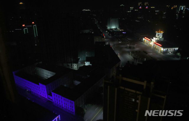 ▲ 2018년 9월 평양남북정상회담 당시 취재진이 촬영한 평양 야경. 북한 매체가 자랑하는 야경은 선전용이다. ⓒ뉴시스. 무단전재 및 재배포 금지.