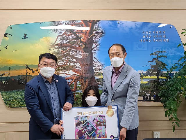 ▲ 한울원자력본부(본부장 박범수)는 5월 가정의 달을 맞아 ‘우리 가족 사랑 그림 공모전’ 시상을 하고 있다.ⓒ한울본부