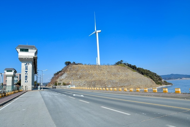 ▲ 충남 홍성군 서부면 모산도에 설치된 풍력발전기.ⓒ충남도
