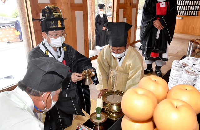 ▲ 이철우 경북도지사는 6월 1일로 지정된 제11회 의병의 날에 청송군 항일의병기념공원에서 의병선열에 대한 추모제례를 봉행했다.ⓒ경북도