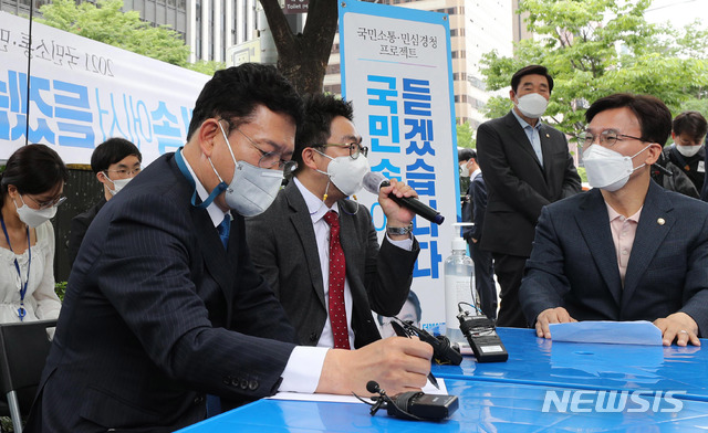 ▲ 송영길 더불어민주당 대표가 지난달 31일 오전 서울 영등포구 여의도역 인근에서 열린 '국민소통 민심경청 프로젝트, 찾아가는 민주당' 행사에서 직장인,소상공인과 대화를 하고 있다. ⓒ뉴시스