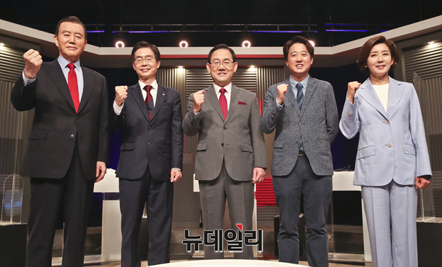 ▲ 국민의힘 홍문표, 조경태, 주호영, 이준석, 나경원 당대표 후보가 지난달 31일 오후 서울 마포구 상암동 MBC 신사옥에서 열린 '100분 토론' 생방송에 앞서 기념촬영을 하고 있다.ⓒ이종현 기자