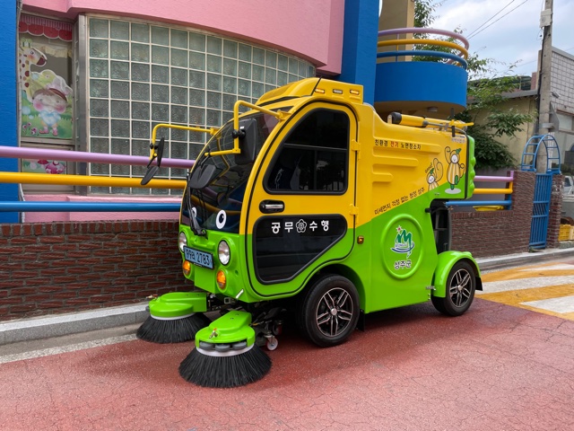 ▲ 성주군(군수 이병환)은 미세먼지의 원인이 되는 도로상 먼지를  줄이기 위해 대형 노면청소차를 운행하고 있으며 이번에 전기 소형노면청소차를 추가로 도입하여 미세먼지 제거에 박차를 가하고 있다.ⓒ성주군