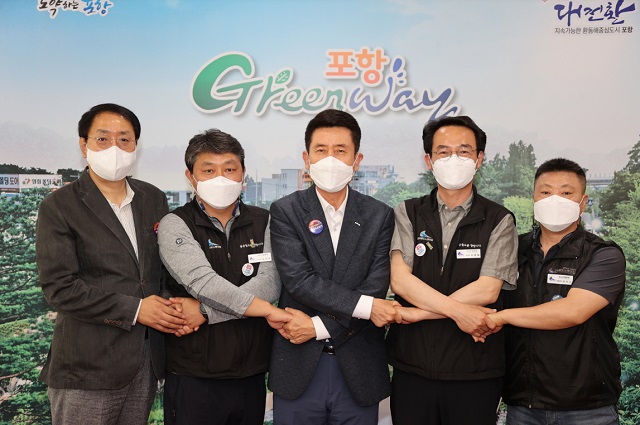 ▲ 왼쪽부터 이원탁 건설교통사업본부장, 신상준 조직국장, 이강덕 포항시장, 변종철 전국철도노조 부산본부장, 최익수 부본부장.ⓒ포항시