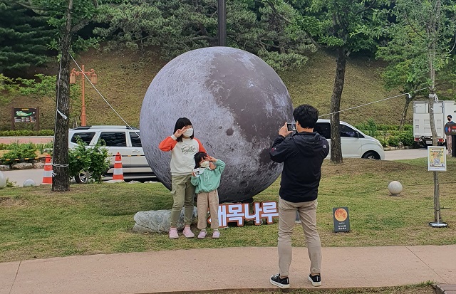 ▲ 경북문화관광공사가 ‘비대면 걷기 축제, 안동호반 달빛야행’을 성황리에 개최했다. 사진은 관광객들이 인증샷을 찍고 있다.ⓒ경북관광공사