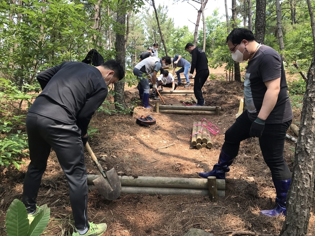 ▲ 달성군시설관리공단(이사장 강순환)은 31일 문화교육팀(달성문화센터, 여성문화복지센터) 직원들이 다사 그린공원 산책로 정비와 주면 환경개선 봉사활동을 실시했다.ⓒ달성군