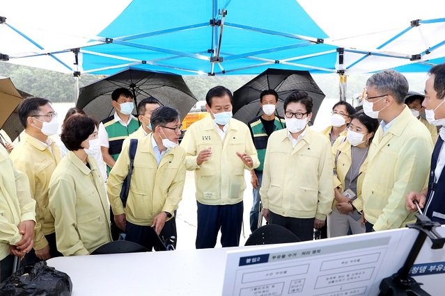 ▲ 지난해 8월 11일 김재종 옥천군수가 조명래 환경부 장관에게 옥천군에 발생한 수해 및 침수 피해의 복구와 대책을 요청하고 있다.ⓒ옥천군