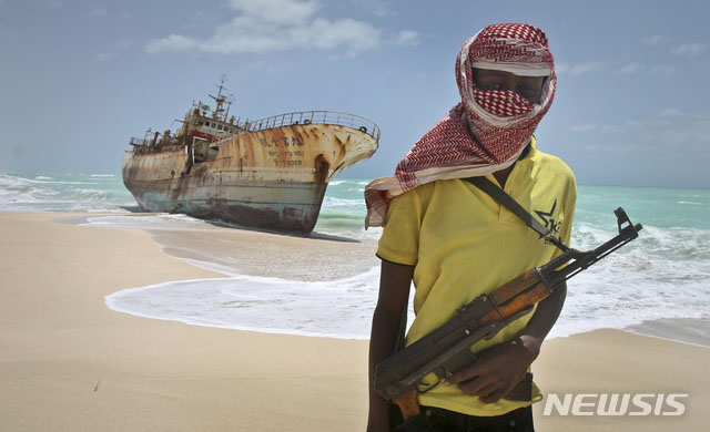 ▲ 소말리아 해적이 줄어든 뒤 서아프리카 기니만 일대에서 해적이 크게 증가하고 있다. 사진은 소말리아 해적. ⓒ뉴시스 AP. 무단전재 및 재배포 금지.