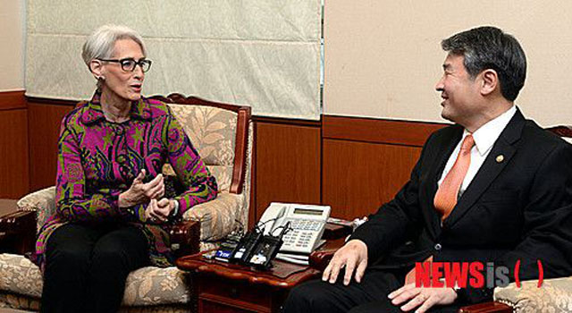 ▲ 2015년 1월 당시 웬디 셔먼 미국 국무부 정무차관이 방한해 조태용 외교부 제1차관과 면담을 하고 있다. 웬디 셔먼은 바이든 정부에서 국무부 부장관에 임명됐다. ⓒ뉴시스. 무단전재 및 재배포 금지.