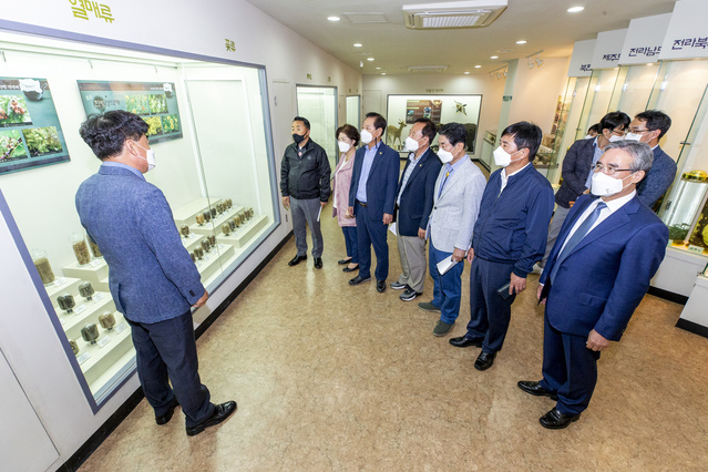 ▲ 경북도의회 농수산위원회는 지난 31일 봉화약용작물연구소를 방문해 농가 부가가치를 높이는 방안과 기후변화 대응방안을 마련해 줄 것을 주문하는 한편 연구소의 인력과 예산에 대한 애로사항을 파악했다.ⓒ경북도의회