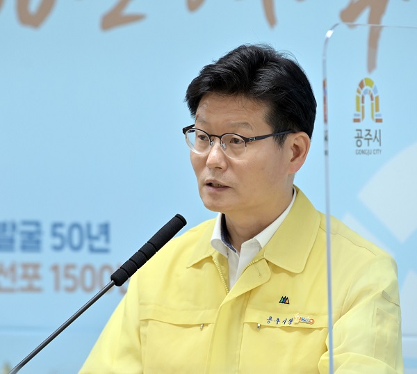 ▲ 김정섭 공주시장은 2일 시청 브리핑실에서 열린 정례브리핑에서 송선·동현 신도시 개발사업과 관련, 후속대책을 발표하고 있다.ⓒ공주시