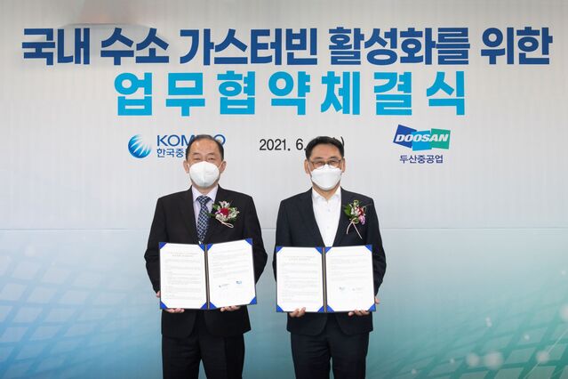 ▲ 협약식에 참석한 김호빈 중부발전사장(왼쪽)과 정연인 두산중공업 사장 ⓒ중부발전 제공