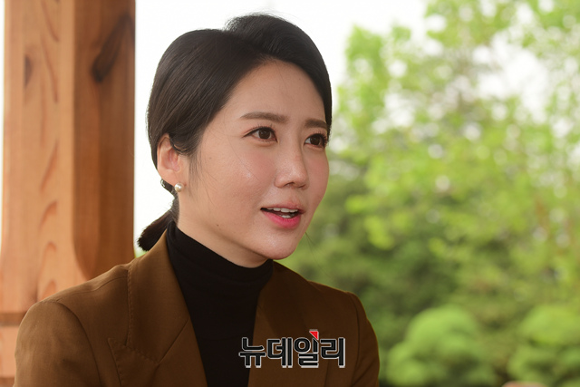 ▲ 함슬옹 국민의힘 청년최고위원 후보가 지난 1일 국회 소통관 앞 정자에서 본지와 인터뷰를 하고 있다.ⓒ이종현 기자