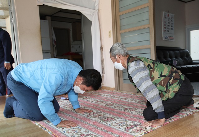 ▲ 이강덕 시장이 건강하신 모습을 뵈니 마음이 놓인다는 말과 함께 절로써 예를 갖추고 있다.ⓒ포항시