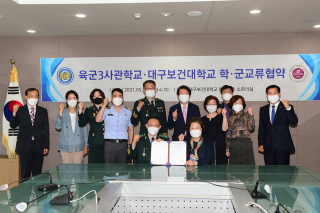 ▲ 양 기관 관계자들이 협약식 체결 후 기념촬영을 하고 있다.ⓒ대구보건대