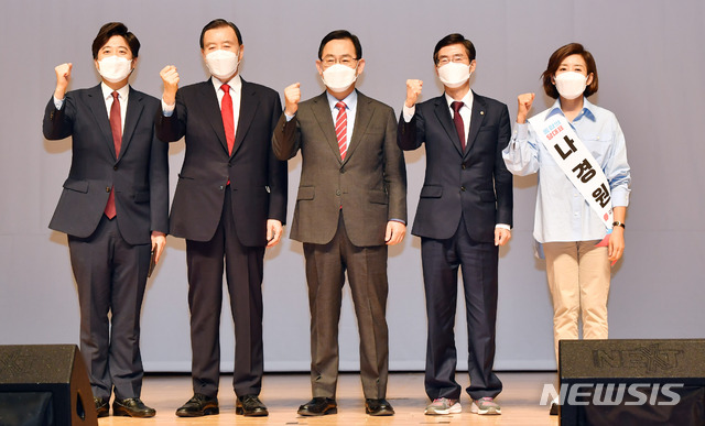 ▲ 국민의힘 오는 6·11 전당대회를 앞두고 '이준석 돌풍'으로 높은 국민적 관심을 받는 가운데, 5명의 당대표후보들은 2일 오후 부산 벡스코에서 '부산·울산·경남 합동연설회'를 열고 당심·민심잡기에 나섰다. ⓒ뉴시스