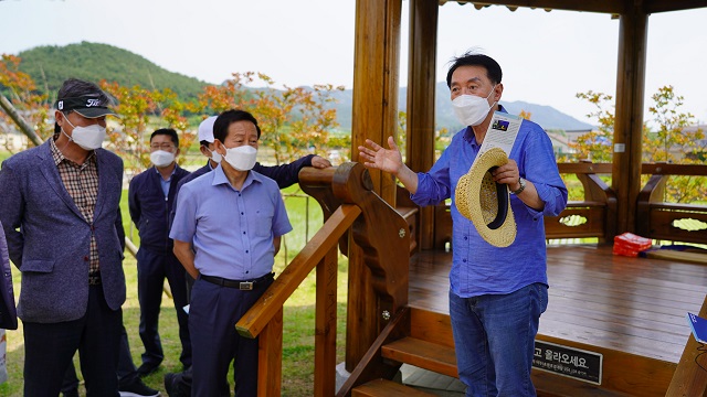 ▲ 경주엑스포대공원 콘텐츠 업그레이드를 위한 신라 유적지 현장답사에 참석한 김석기 국회의원(오른쪽 첫번째)이 신라왕경특별법에 대해 설명하고 있다.ⓒ경주엑스포