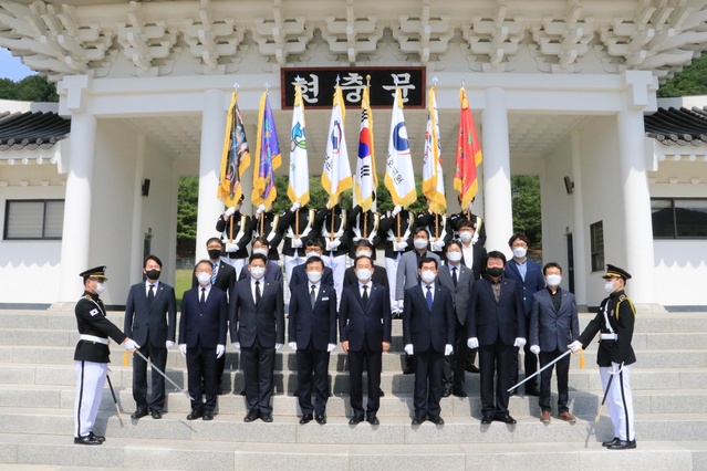 ▲ DGIST(총장 국양)는 호국보훈의 달을 맞아 지난 1일 국립영천호국원을 방문하여 참배했다.ⓒDGIST