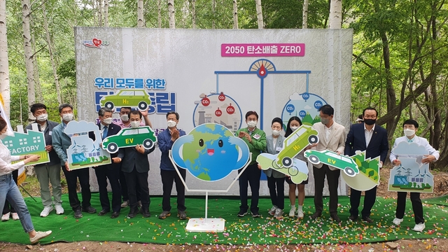 ▲ 경북도는 2일 대한민국 대표 청정지역인 영양군 자작나무숲 일원에서 이철우 도지사, 오도창 영양군수, 황병직 문화환경위원회 위원장, 이종열 도의원, 장영호 군의회 의장, 군의원, 환경관련 단체, 기업인 등 주요인사가 참석한 가운데 제26회 환경의 날 기념행사를 개최했다.ⓒ영양군