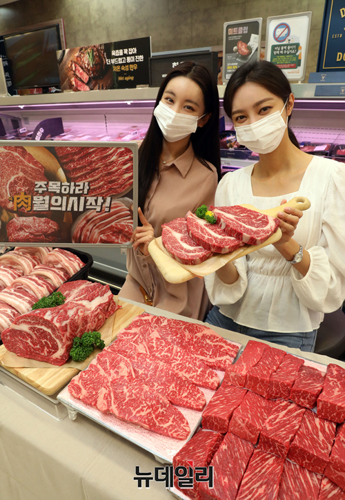 ▲ 이마트가 2일 오전 서울 성동구 성수점 축산매장에서 축산 할인행사를 소개하고 있다. ⓒ이마트