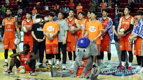 ▲ 전자랜드가 농구단 사업을 완전히 접는다. 2003년 8월 인천 SK 농구단을 인수한 지 18년 만의 일이다. 매년 수십억씩 적자를 내며 아픈 손가락이었던 농구 사업을 철수하고 신사업에 에너지를 쏟겠다는 판단에서다. 전자랜드는 앞으로 ‘선택과 집중’ 전략을 펼치며 온라인 사업을 중심으로 체질 개선에 나선다.ⓒ연합뉴스