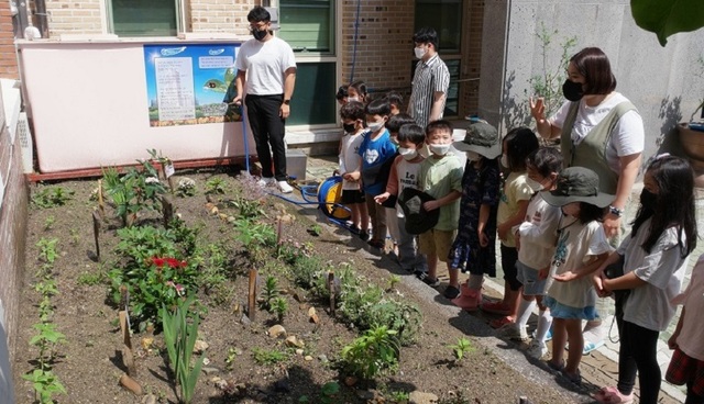 ▲ 대전시, 빗물저금통 설치지원사업 시민참여‘큰 호응’ (빗물저금통 활용 현장교육.ⓒ대전시