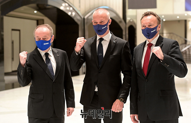 ▲ 사진 왼쪽부터 막스 버거 만트럭버스코리아 사장, 고란 뉘베그 만트럭버스그룹 판매·마케팅 총괄(부회장), 토마스 헤머리히 만트럭버스코리아 신임 사장 ⓒ정상윤 기자